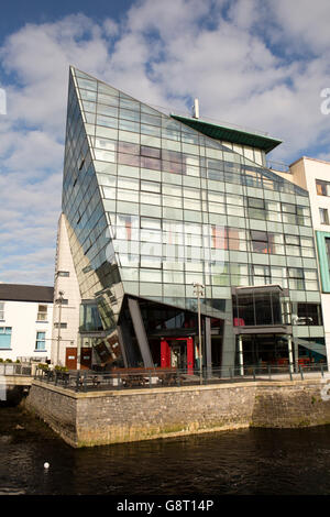 L'Irlande, Sligo, Sligo, Glasshouse Hôtel au bord de la rivière rivière Garavogue Banque D'Images