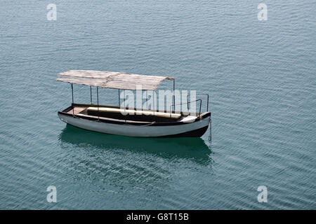 Un bateau touristique ancré flottant dans le lac Banque D'Images