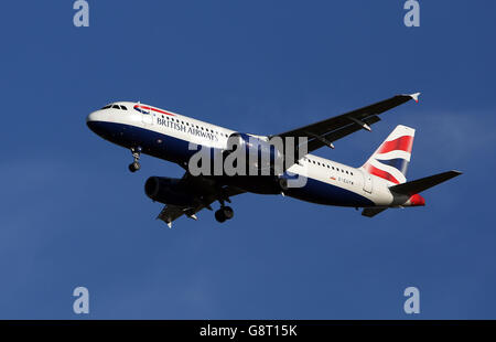 Avion stock - aéroport de Heathrow.Un avion Airbus A320-232 de British Airways immatriculé G-EUYM atterrit à Heathrow Banque D'Images