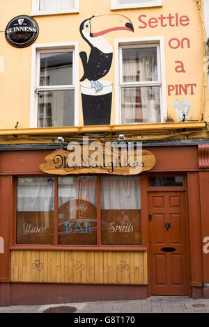 L'Irlande, Sligo, Sligo, Market Street, McLaughlin's Bar avec Guinness peint s'établir sur une pinte de publicité au-dessus Banque D'Images