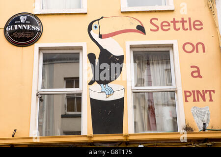 L'Irlande, Sligo, Sligo, Market Street, McLaughlin's Bar avec Guinness peint s'établir sur une pinte de publicité au-dessus Banque D'Images