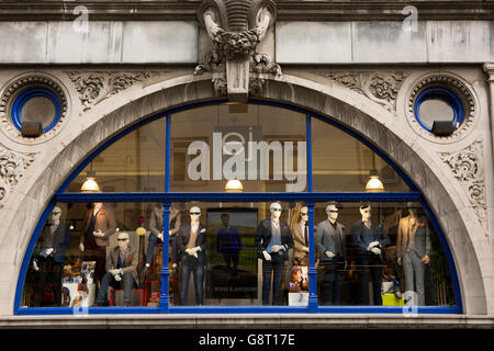 L'Irlande, Sligo, Sligo, rue Grattan, élégante fenêtre cintrée de boutique de vêtements d'EJ Banque D'Images