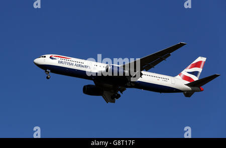 Avion stock - aéroport de Heathrow.Un Boeing 767-336(ER) de British Airways immatriculé G-BZHA débarque à Heathrow Banque D'Images