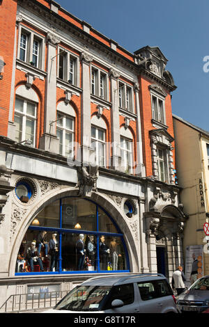 L'Irlande, Sligo, Sligo, rue Grattan, boutique de vêtements d'EJ avec fenêtre cintrée élégante Banque D'Images