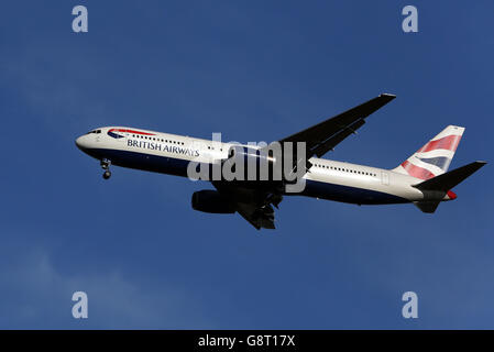 Un Boeing 767-336(ER) de British Airways avec l'enregistrement G-BNWA Atterrit à Heathrow Banque D'Images