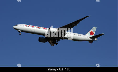 Avion stock - aéroport de Heathrow.Un Boeing 777-333(ER) d'Air Canada dont l'immatriculation est C-FIVB atterrit à Heathrow Banque D'Images