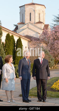 Le Prince de Galles (au centre) avec le prince héritier Alexandre Karadjordjevic de Serbie et la princesse Katherine de Serbie, au Palais blanc en dehors de Belgrade Serbie, le troisième jour de leur excursion de six jours dans les Balkans. Banque D'Images