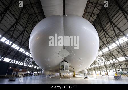 Le navire Airlander 10, le plus grand avion au monde, est dévoilé pour la première fois depuis son assemblage complet à Cardington Hanger dans le Bedfordshire. Banque D'Images