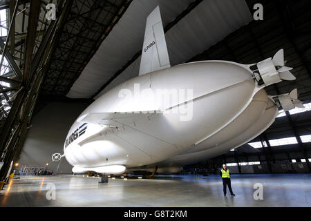 Le navire Airlander 10, le plus grand avion au monde, est dévoilé pour la première fois depuis son assemblage complet à Cardington Hanger dans le Bedfordshire. Banque D'Images