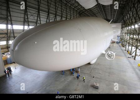 Le navire Airlander 10, le plus grand avion au monde, est dévoilé pour la première fois depuis son assemblage complet à Cardington Hanger dans le Bedfordshire. Banque D'Images