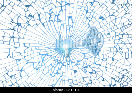 Une clé en verre s'adapte dans un trou de verre d'une forme de coeur fragile, c'est le centre d'une texture de verre fractionnement, isolé sur blanc. Banque D'Images