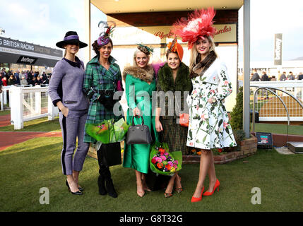 Vogue Williams (à gauche), Mlle Cheltenham Sophie Lydia Smith (à droite) et la dame la mieux habillée Yvonne McAvoy (au centre) lors de la Journée des dames au Cheltenham Festival 2016 de Cheltenham Racecourse. Banque D'Images