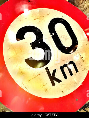 Signe de la limite de vitesse de 30 km Banque D'Images
