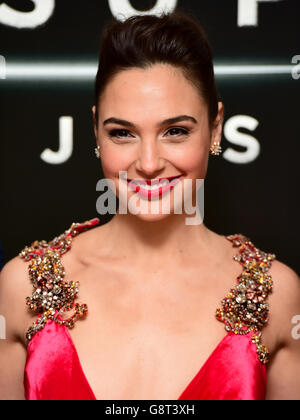 GAL Gadot assistant à la première européenne de Batman v Superman: Dawn of Justice, à l'Odeon et à l'Empire Leicester Square, Londres. APPUYEZ SUR ASSOCIATION photo. Date de la photo: Mardi 22 mars 2016. Voir l'histoire de PA SHOWBIZ Batman. Le crédit photo devrait se lire comme suit : Ian West/PA Wire Banque D'Images