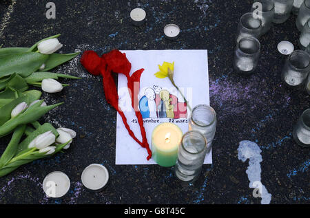 Des hommages floraux et des bougies sont laissés à la place de la Bourse à Bruxelles, à la suite d'attaques terroristes d'hier dans la ville. Banque D'Images