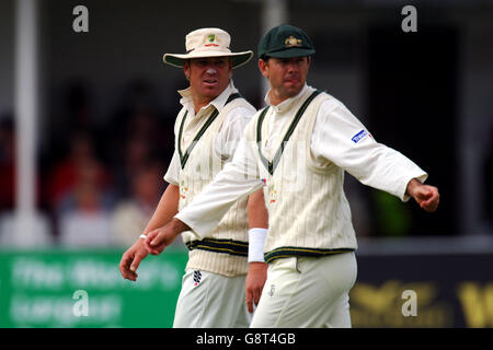 Le capitaine d'Australie Ricky Ponting (r) et son coéquipier Shane Warne discutent emplacements sur le terrain Banque D'Images