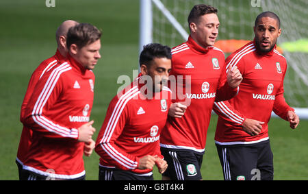 Pays de Galles / Irlande du Nord - International friendly - Conférence de presse et session de formation du pays de Galles - Cardiff City Stadium.Le capitaine du pays de Galles Ashley Williams (à droite) et James Chester (deuxième à droite) lors d'une séance d'entraînement au Cardiff City Stadium, à Cardiff. Banque D'Images