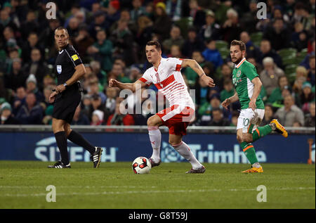 Granit Xhaka (centre) en Suisse et Alan Judge de la République d'Irlande lors de l'International friendly au stade Aviva, Dublin. Banque D'Images