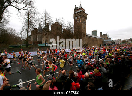 Le Mass Start passe devant le château de Cardiff après le début de la course d'élite masculine lors des Championnats du monde de semi-marathon 2016 de l'IAAF à Cardiff. Banque D'Images