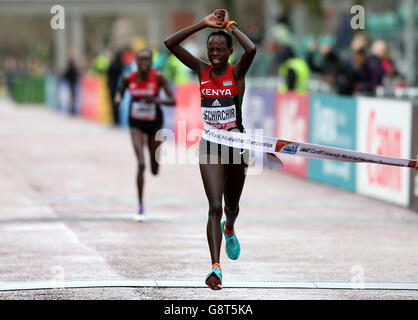 Championnats du monde de semi-marathon 2016 de l'IAAF - Cardiff.Le Kenya Peres Jepchircher remporte les Championnats du monde de semi-marathon féminin Elite 2016 de l'IAAF à Cardiff. Banque D'Images