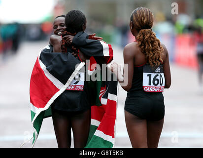 Le Kenya Peres Jepchircher (à gauche) célèbre avec May Ngugi (à droite) et Cynthia Limo (au centre) après avoir remporté les Championnats du monde de demi-marathon féminin Elite 2016 de l'IAAF à Cardiff. Banque D'Images