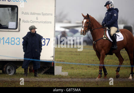 La princesse royale (à gauche) parle à sa fille Zara Tindall avant de participer à des drops de Brandy au Land Rover Gatcombe Horse Trials 2016 au parc Gatcombe à Gloucestershire. Banque D'Images