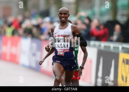 Mo Farah, en Grande-Bretagne, traverse la ligne après avoir participé aux Championnats du monde de semi-marathon de l'IAAF 2016, à Cardiff. Banque D'Images