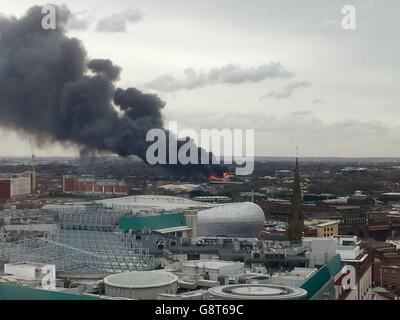 MEILLEURE QUALITÉ DISPONIBLE vue générale d'un incendie dans un centre de recyclage de Birmingham, car plus de 60 pompiers ont été envoyés pour s'attaquer à l'incendie « dangereux » et à la fumée de l'incendie sur le site de Clarel Avenue a été vu pendant des kilomètres autour du centre-ville. Banque D'Images