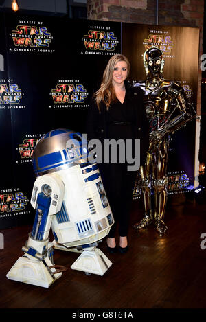 Olivia Cox avec R2-D2 et C-3PO participant au Gala screening du Royaume-Uni de 'scènes de la Force éveille : Un voyage cinématographique', au Picturehouse Central, Londres, W1D 7DH.APPUYEZ SUR ASSOCIATION photo.Date de la photo: Mardi 29 mars 2016.Le crédit photo devrait se lire comme suit : Ian West/PA Wire Banque D'Images