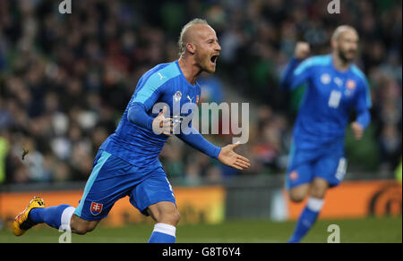 Miroslav Stoch, de Slovaquie, célèbre le premier but de son équipe lors d'une rencontre internationale au stade Aviva de Dublin. Banque D'Images