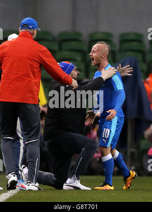 Miroslav Stoch (à droite), en Slovaquie, célèbre son premier but du match lors d'un match international amical au stade Aviva, à Dublin. Banque D'Images