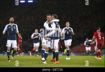 Matt Ritchie (au centre à droite), en Écosse, célèbre le premier but de son équipe avec Leigh Griffiths lors d'une rencontre internationale à Hampden Park, Glasgow. Banque D'Images