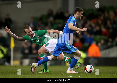 Glenn Whelan, de la République d'Irlande, et Erik Sabo (à droite), de Slovaquie, se battent pour le bal lors d'une compétition internationale au stade Aviva, à Dublin. Banque D'Images