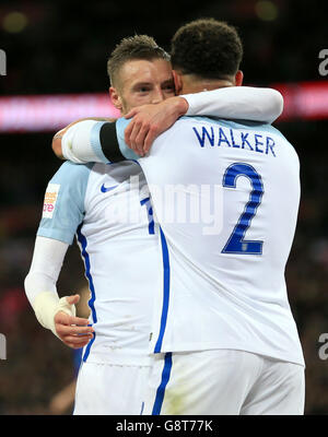 Jamie Vardy (à gauche), en Angleterre, célèbre le premier but de son équipe avec Kyle Walker (à droite) lors du match international amical au stade Wembley, Londres.APPUYEZ SUR ASSOCIATION photo.Date de la photo: Mardi 29 mars 2016.Voir PA Story FOOTBALL England.Le crédit photo devrait se lire comme suit : Mike Egerton/PA Wire. Banque D'Images