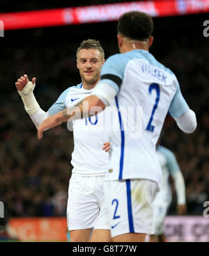 Jamie Vardy (à gauche), en Angleterre, célèbre le premier but de son équipe avec Kyle Walker (à droite) lors du match international amical au stade Wembley, Londres.APPUYEZ SUR ASSOCIATION photo.Date de la photo: Mardi 29 mars 2016.Voir PA Story FOOTBALL England.Le crédit photo devrait se lire comme suit : Mike Egerton/PA Wire. Banque D'Images