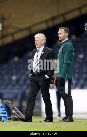 Gordon Strachan, directeur écossais, sur le réseau téléphonique, un hôtel international accueillant à Hampden Park, Glasgow. Banque D'Images