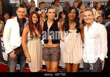 Le groupe de pop LibertyX (de gauche à droite) Tony Lundon, Michelle Heaton, Jessica Taylor, Kelli Young et Kevin SIMM arrivent pour la Mastercard FIFPro World XI Player Awards 2005 au BBC TV Center, Wood Lane, Londres, le lundi 19 septembre 2005. APPUYEZ SUR ASSOCIATION photo. Le crédit photo devrait se lire: Chris Young/PA. Banque D'Images