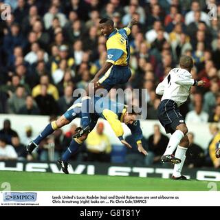 Lucas Radebe (en haut) et David Robertson (à gauche) de Leeds United entrent en collision En plein air, comme le regarde Chris Armstrong (à droite) de Tottenham Hotspur Banque D'Images