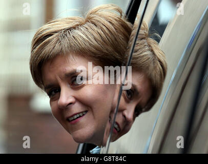 Nicola Sturgeon, la dirigeante du parti national écossais, dans son véhicule de campagne à Falkirk, où elle a visité une pharmacie pour souligner l'engagement de son parti en faveur de la gratuité des ordonnances en Écosse et les politiques en vigueur le jour où les frais de prescription augmentent à 8.40 livres en Angleterre. Banque D'Images