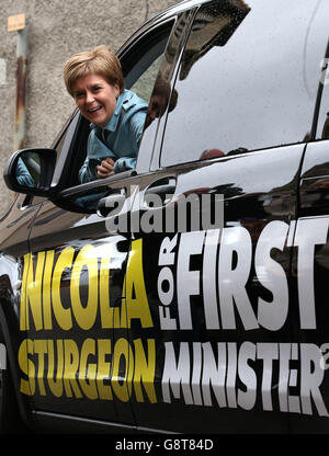 Nicola Sturgeon, la dirigeante du parti national écossais, dans son véhicule de campagne à Falkirk, où elle a visité une pharmacie pour souligner l'engagement de son parti en faveur de la gratuité des ordonnances en Écosse et les politiques sur les frais de prescription de jour augmentent à 8.40 £ en Angleterre. Banque D'Images