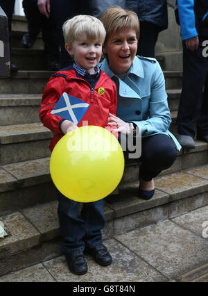 Nicola Sturgeon, la dirigeante du Parti national écossais, et John Clarke, âgé de quatre ans, de Dunipace, rencontrent les habitants de Falkirk, où elle a visité une pharmacie pour souligner l'engagement de son parti en faveur de la gratuité des ordonnances en Écosse et les politiques du jour où les frais de prescription augmentent à 8.40 livres en Angleterre. Banque D'Images