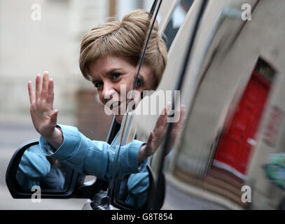 Nicola Sturgeon, la dirigeante du parti national écossais, dans son véhicule de campagne à Falkirk, où elle a visité une pharmacie pour souligner l'engagement de son parti en faveur de la gratuité des ordonnances en Écosse et les politiques sur les frais de prescription de jour augmentent à 8.40 £ en Angleterre. Banque D'Images