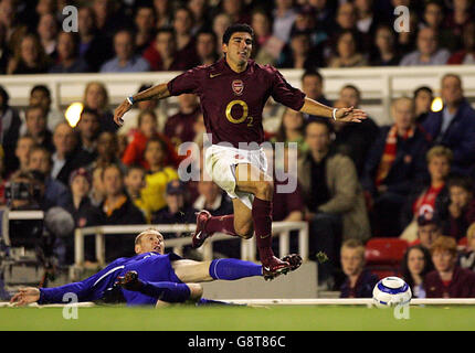 Jose Antonio Reyes d'Arsenal est attaqué par Tony Hibbert d'Everton (en bas) lors du match Barclays Premiership à Highbury, Londres, le lundi 19 septembre 2005.APPUYEZ SUR ASSOCIATION photo.Le crédit photo devrait se lire: Nick Potts/PA. Banque D'Images