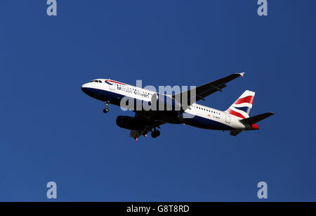 Un avion Airbus A320-232 de British Airways immatriculé G-MIDY Atterrit à Heathrow Banque D'Images