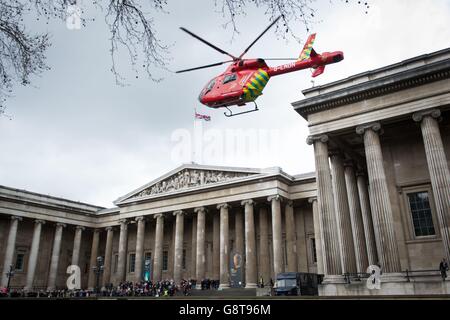 Après avoir assisté à un incident, Air Ambulance de Londres part du parvis du British Museum dans le centre de Londres. Banque D'Images