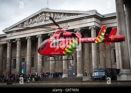 Après avoir assisté à un incident, Air Ambulance de Londres part du parvis du British Museum dans le centre de Londres. Banque D'Images