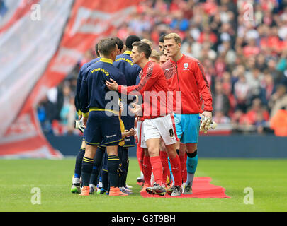 Barnsley et Oxford United s'alignent avant la finale du Johnstone's Paint Trophy au Wembley Stadium, Londres. Banque D'Images