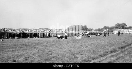 Les helpers ont tendance à blesser des jockeys couchés sur le gazon, sous la surveillance de ceux qui entassent le rail, après que sept chevaux aient été tombés dans une pile près de Tattenham Corner pendant le Derby à Epsom. Banque D'Images