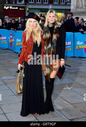 Theodora Richards (à gauche) et Alexandra Richards arrivent pour le gala d'ouverture de nuit pour l'exhibitionnisme : l'exposition Rolling Stones qui s'est tenue à la Saatchi Gallery, Londres. APPUYEZ SUR ASSOCIATION photo. Date de la photo : lundi 4 2016 avril. Voir PA Story SHOWBIZ Stones. Le crédit photo devrait se lire comme suit : Ian West/PA Wire Banque D'Images