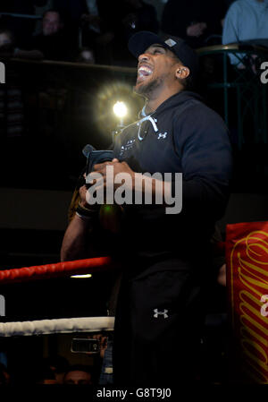 Anthony Joshua et Charles Martin Hall de New York - Entraînement Public Banque D'Images